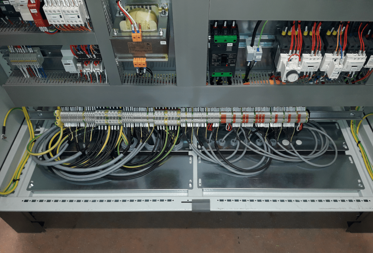 Cabinet cable entry, on the machine supplied already wired