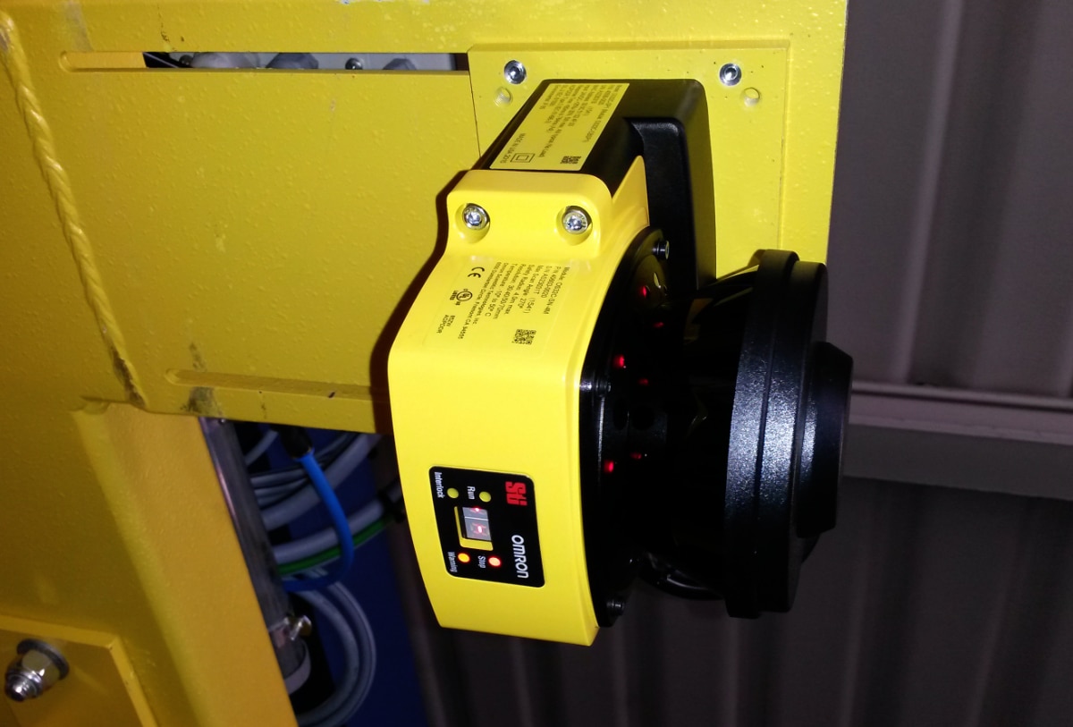 Safety laser scanner, multiple safety zones